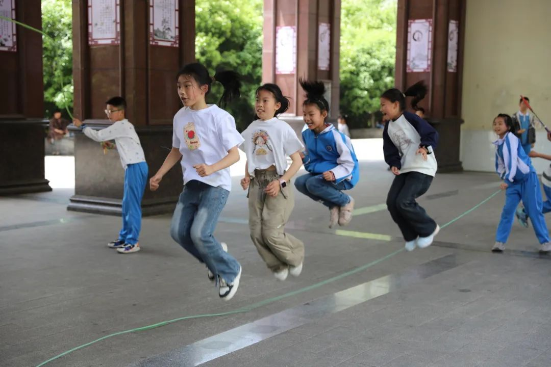 課間15分鐘，邵東市二小娃在玩什么？