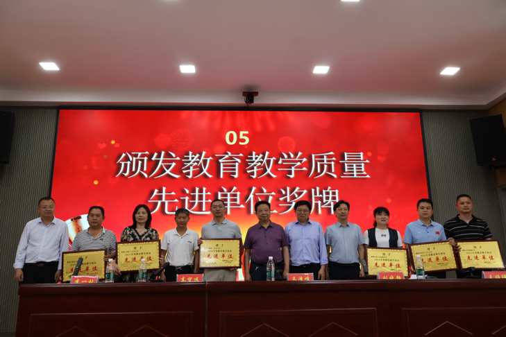 塘渡口鎮(zhèn)中心學校成功召開畢業(yè)班高效課堂推進會