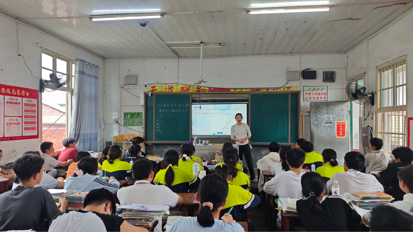 竹市鎮(zhèn)中學(xué)劉玲老師執(zhí)教初三數(shù)學(xué)公開課：巧用“中點(diǎn)輔助線”開啟幾何“寶藏之門”