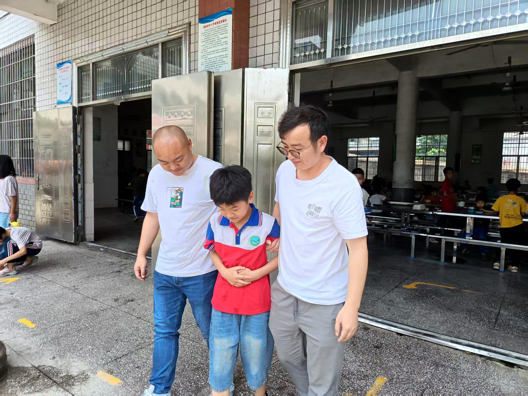 金稱市鎮(zhèn)中心完小開展食品安全應(yīng)急演練
