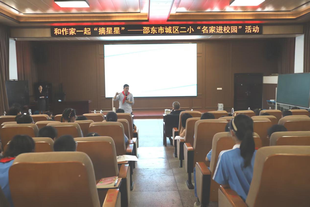 鄧湘子老師走進(jìn)二小，點(diǎn)燃閱讀寫作熱情：和作家一起摘星星！