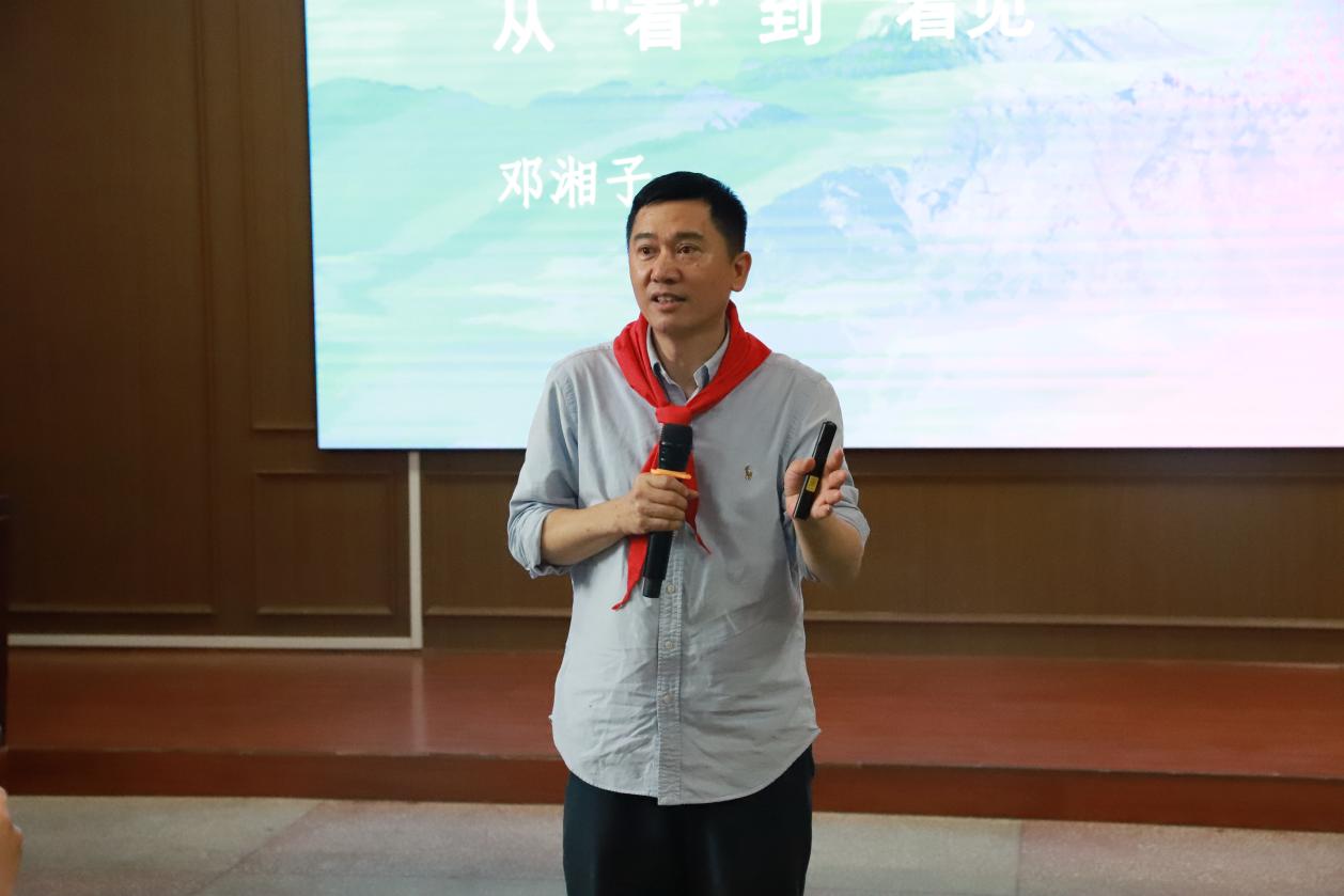 鄧湘子老師走進(jìn)二小，點(diǎn)燃閱讀寫作熱情：和作家一起摘星星！