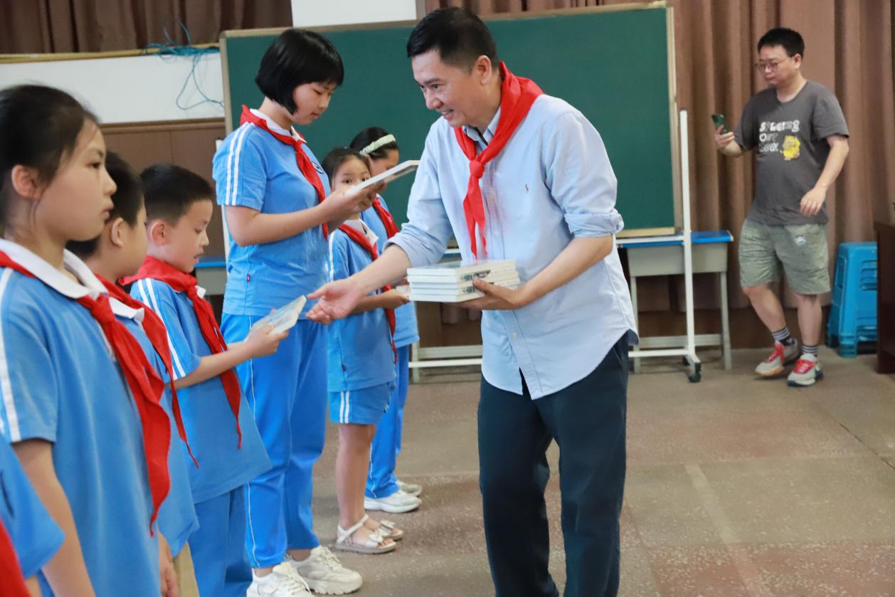 鄧湘子老師走進(jìn)二小，點(diǎn)燃閱讀寫作熱情：和作家一起摘星星！