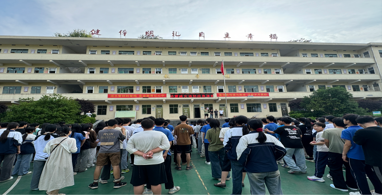 安全教育“零距離”！小溪市鎮(zhèn)政府為小溪市中學(xué)師生送上防災(zāi)與防野生蘑菇中毒“安全課”