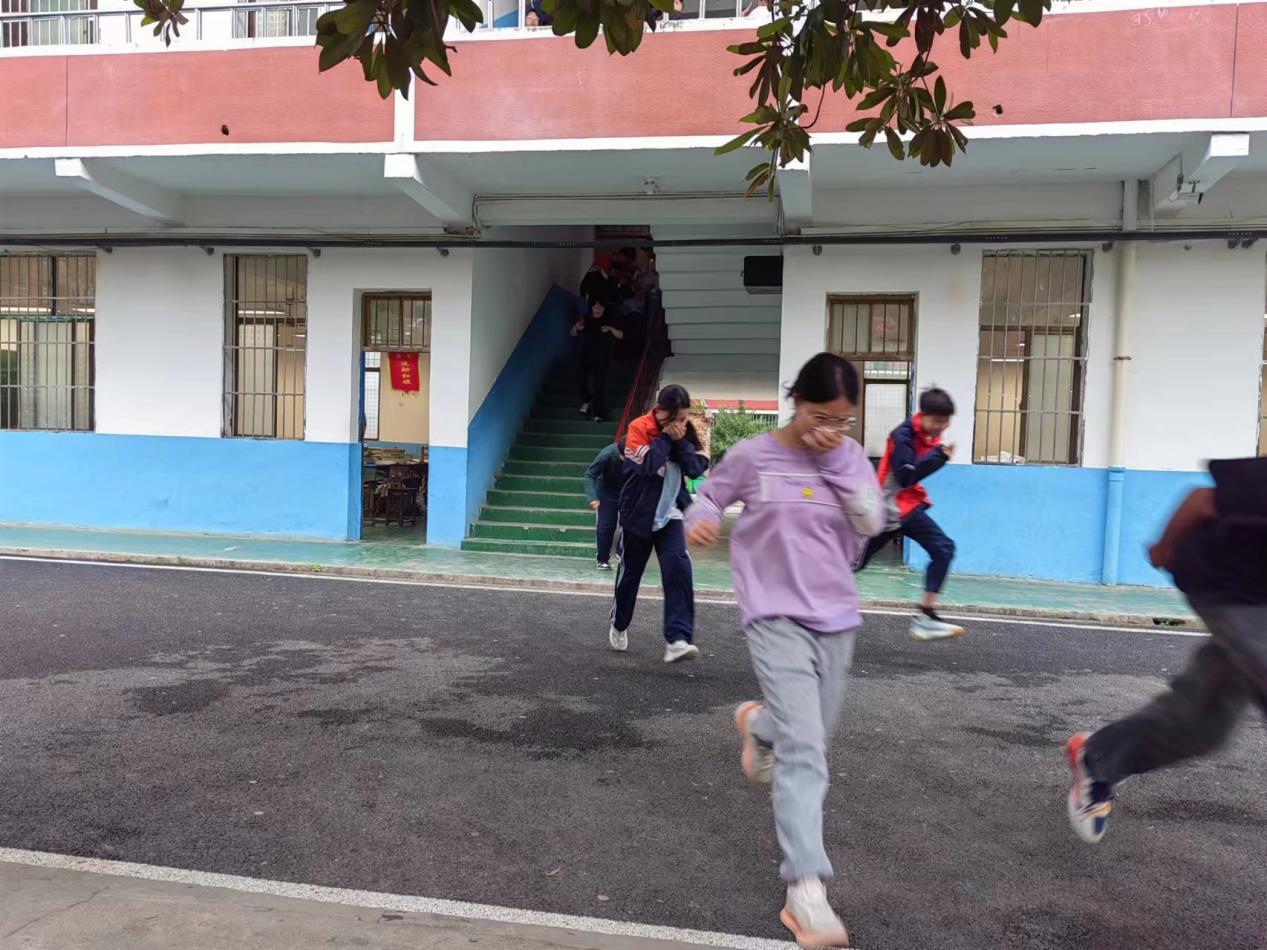 實戰(zhàn)演練筑屏障 消防安全護校園