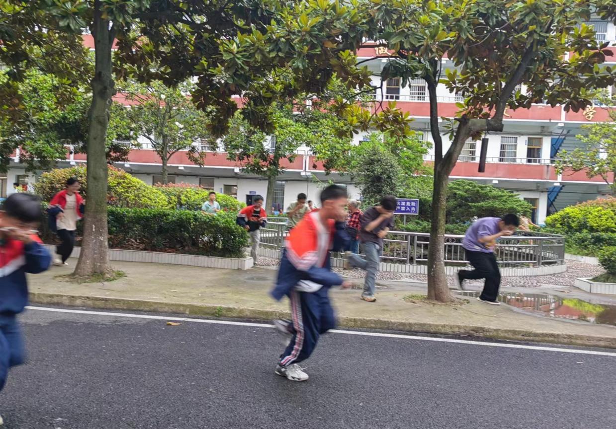實戰(zhàn)演練筑屏障 消防安全護校園