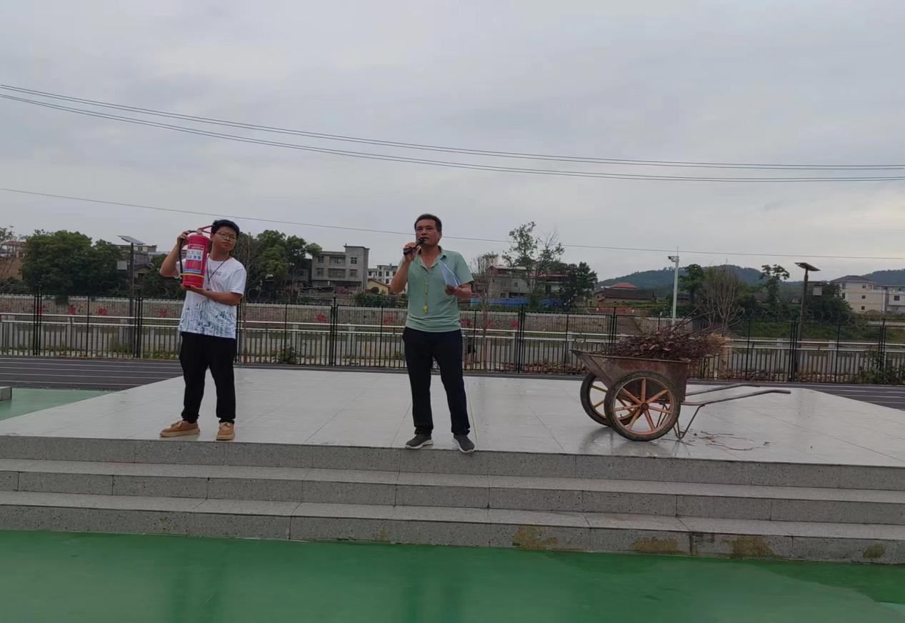 實戰(zhàn)演練筑屏障 消防安全護校園
