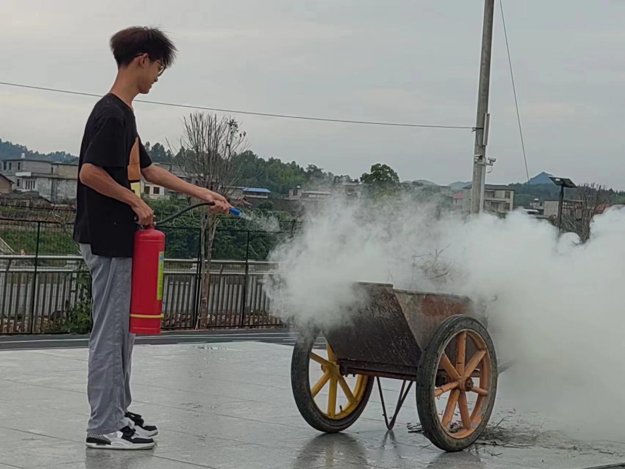 實戰(zhàn)演練筑屏障 消防安全護校園