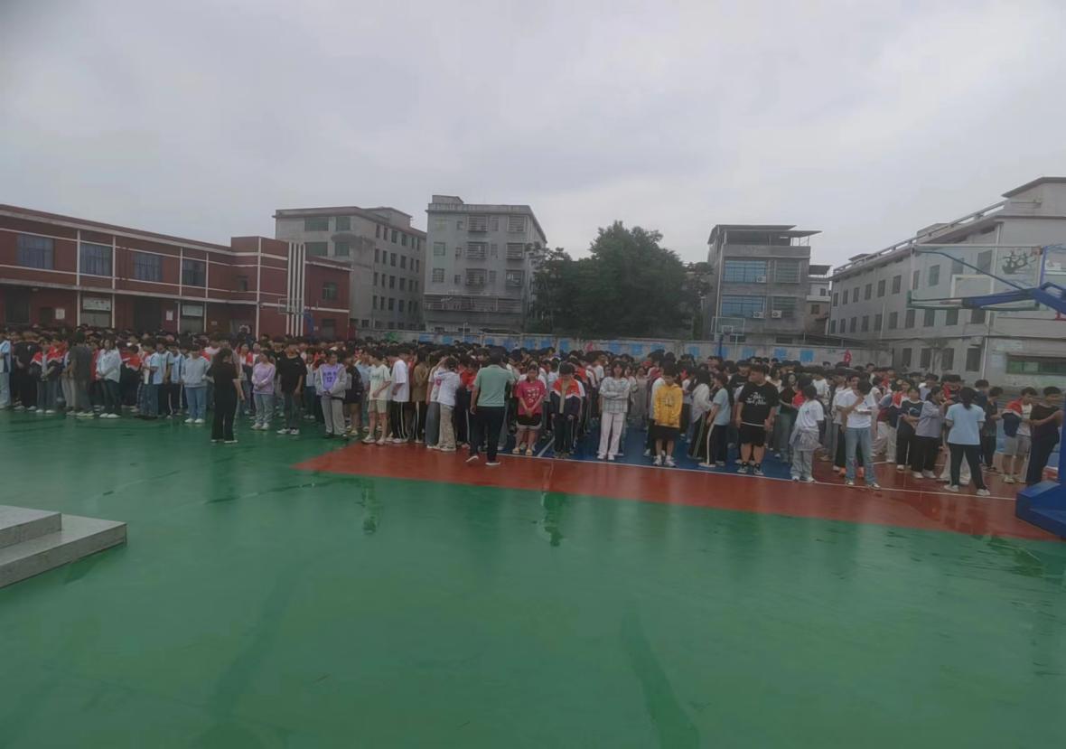 實戰(zhàn)演練筑屏障 消防安全護校園