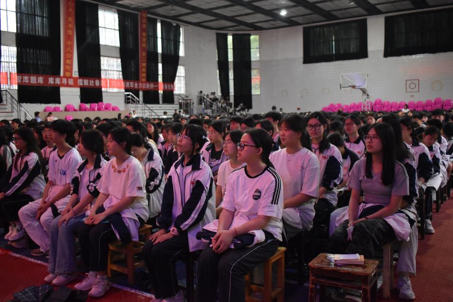 隆回二中開(kāi)展法治宣講進(jìn)校園活動(dòng)：筑牢青春防線(xiàn)，護(hù)航平安成長(zhǎng)
