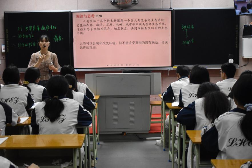 隆回二中舉行新進(jìn)教師匯報(bào)課