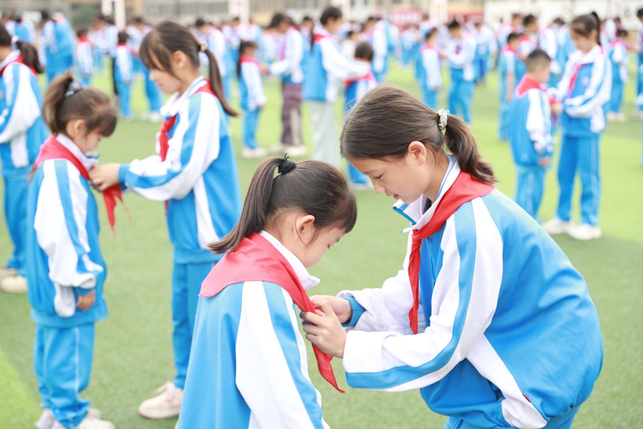 城區(qū)二小舉行少先隊員入隊儀式：傳承紅色基因，爭做時代新人