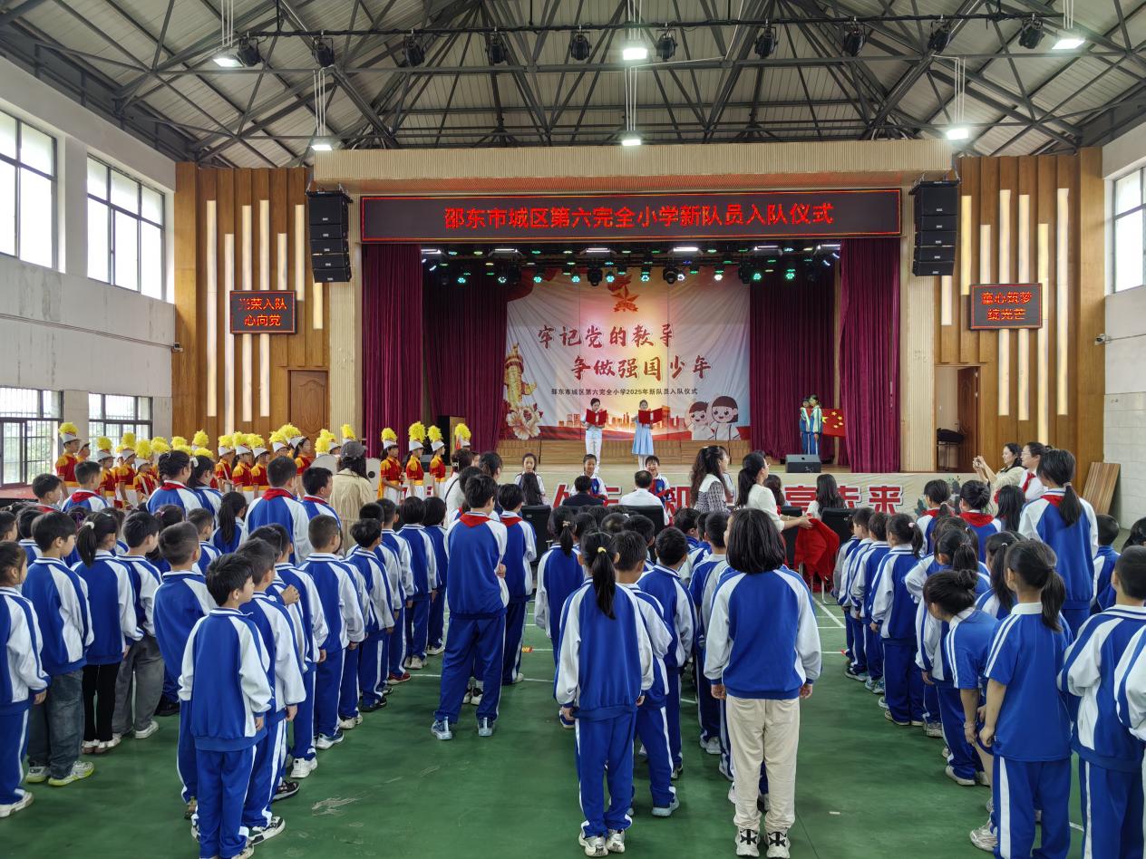 童心向黨慶六一 領(lǐng)巾飄揚(yáng)筑未來(lái)