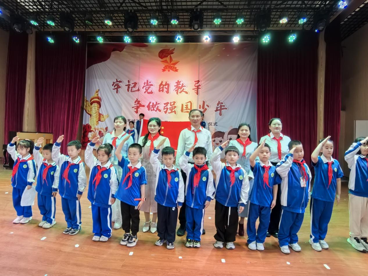 童心向黨慶六一 領(lǐng)巾飄揚(yáng)筑未來(lái)