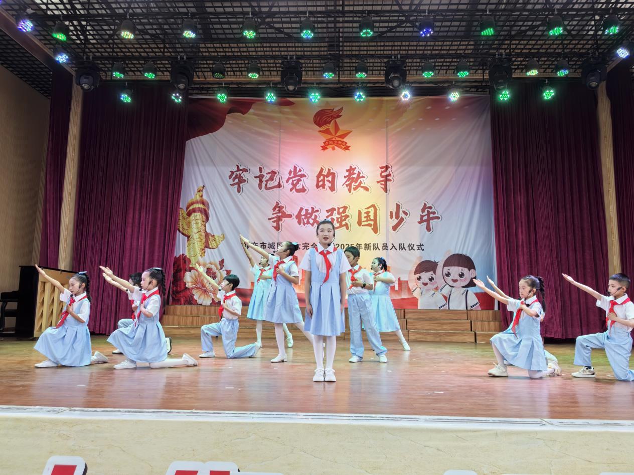 童心向黨慶六一 領(lǐng)巾飄揚(yáng)筑未來(lái)
