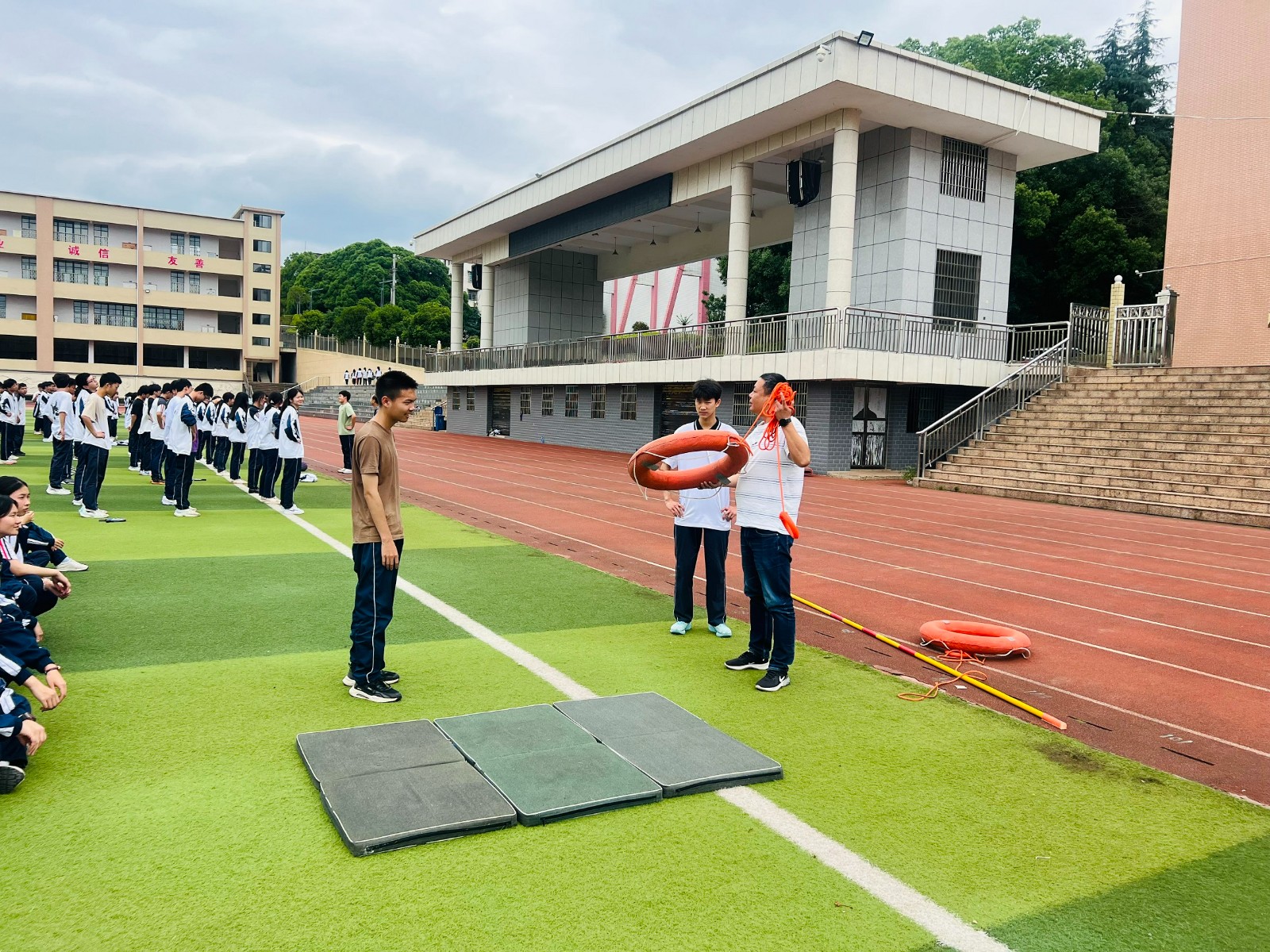 隆回二中舉行防溺水實(shí)戰(zhàn)演練，筑牢校園安全生命線