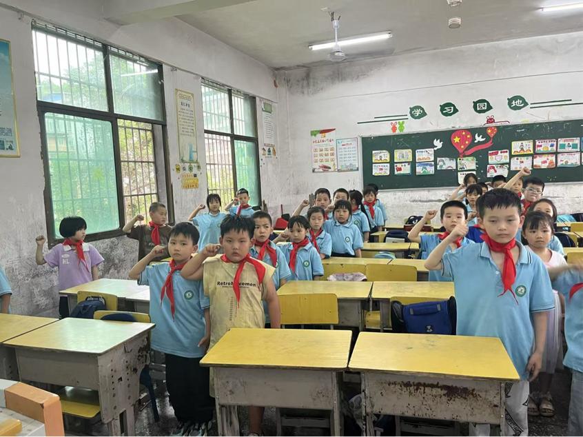 塘渡口鎮(zhèn)第二完全小學(xué)舉行2025年新隊(duì)員入隊(duì)儀式