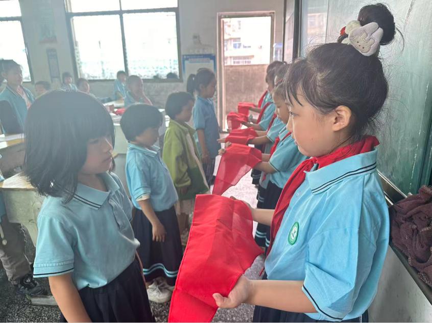 塘渡口鎮(zhèn)第二完全小學(xué)舉行2025年新隊(duì)員入隊(duì)儀式
