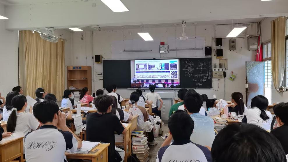“走進邵陽助學公益行 ”宣講團到隆回二中講學助力學子逐夢高考
