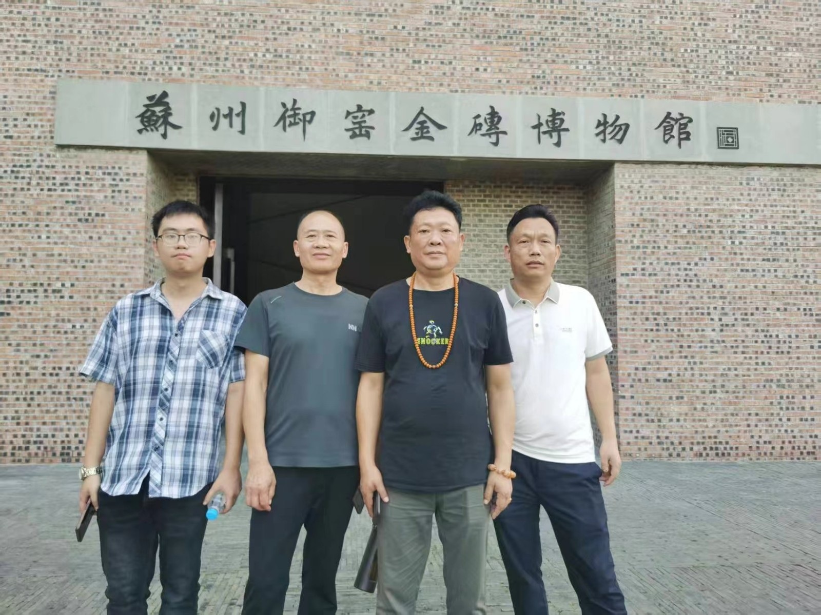 吳地七月風(fēng)，攜友踏歌行         綠皮載夢至，甥輩意殷殷