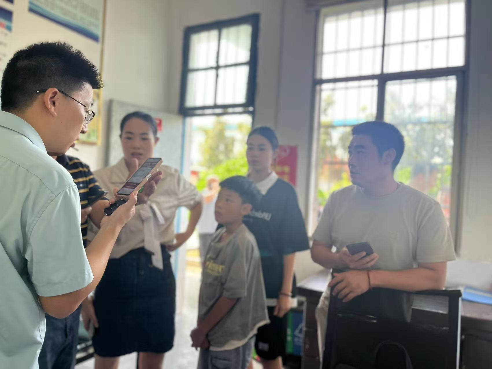 邵陽縣工業(yè)職業(yè)技術(shù)學(xué)校高一新生學(xué)位確認(rèn)現(xiàn)場火爆，學(xué)位告急