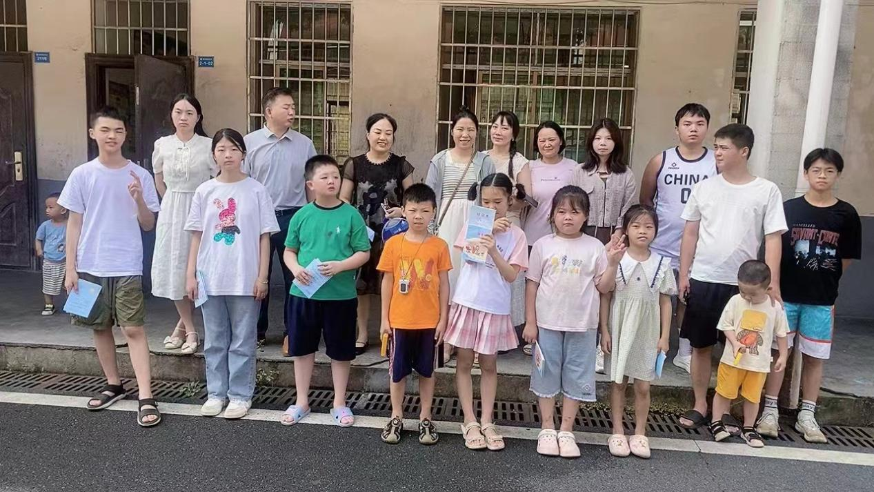 暑期筑起安全屏障志愿者教師們進(jìn)社區(qū)，村部開展安全再教育