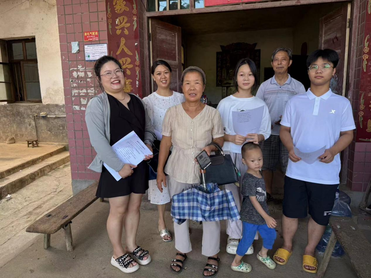 暑期筑起安全屏障志愿者教師們進(jìn)社區(qū)，村部開展安全再教育