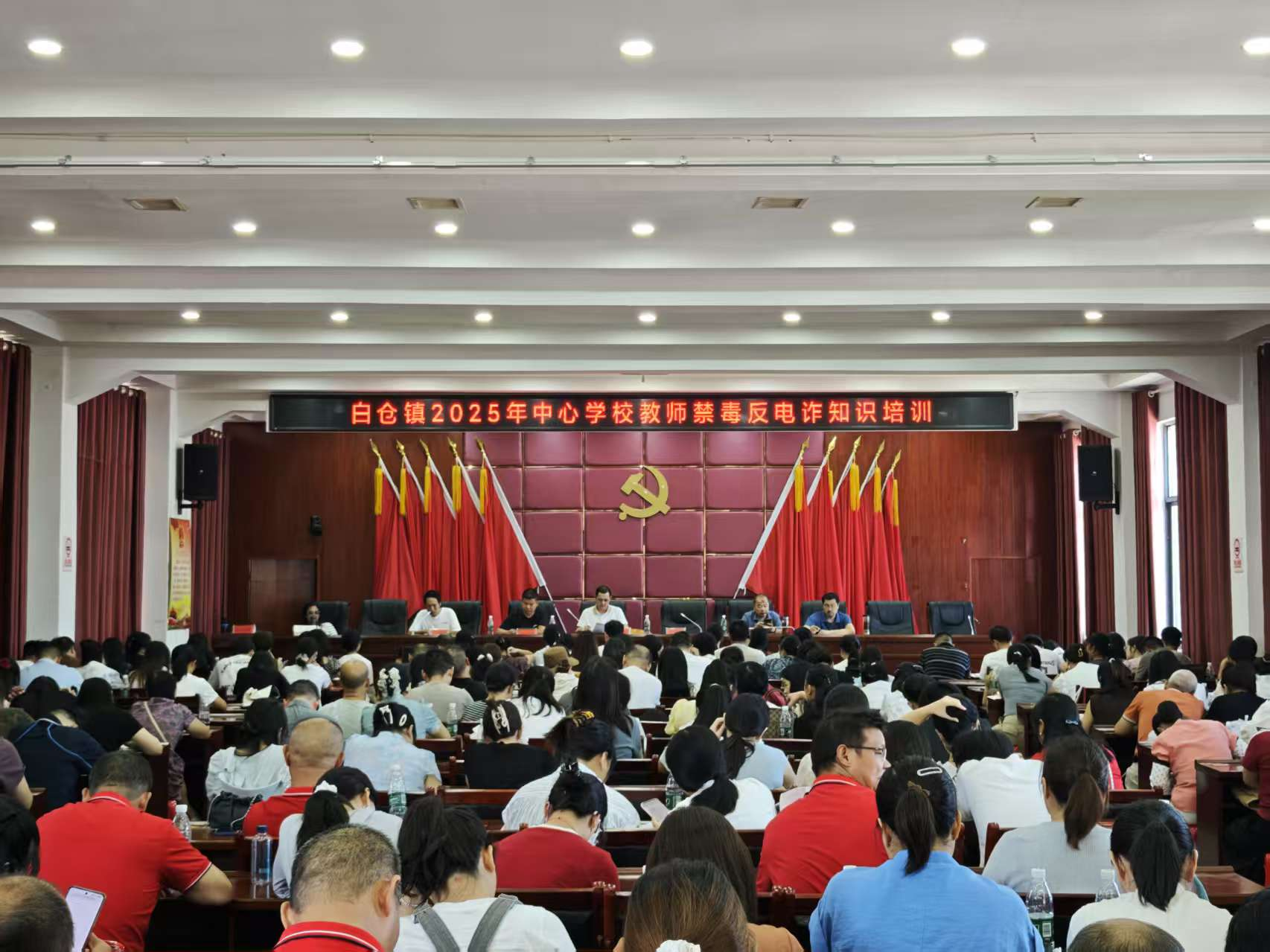 “砥礪深耕行致遠(yuǎn)，篤行不怠領(lǐng)芳華”